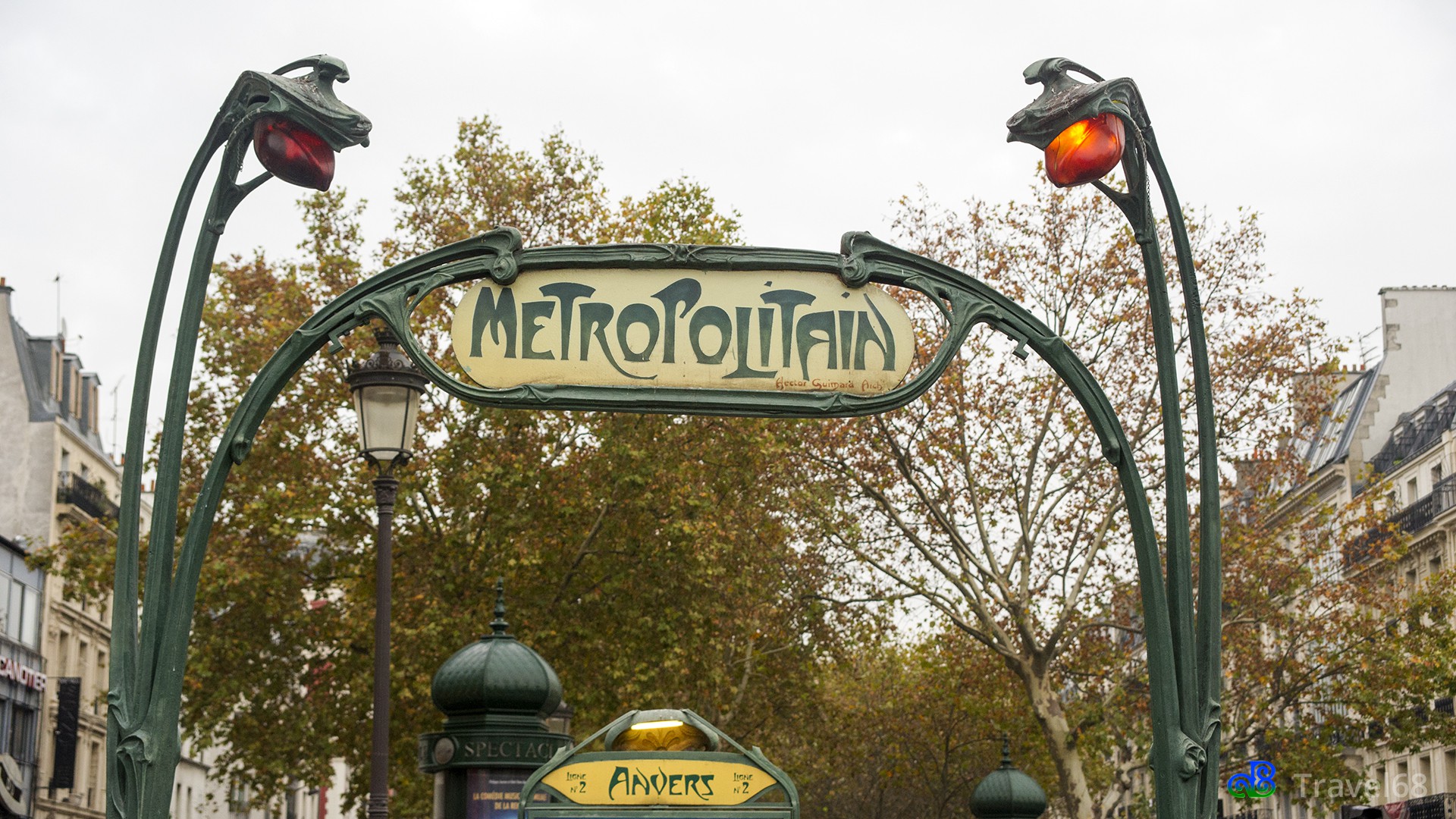 De halte van de metro in Parijs