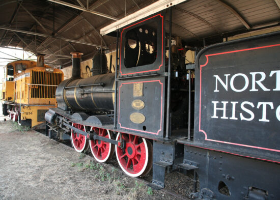 Oude treinen in het spoorwegmuseumpje in Pine Creek, de stoomloc is van 1877 en gebruikt in de film "We of the never never"
