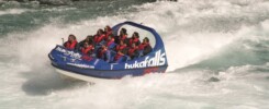Met een jetboat kun je De Huka Falls gaan bekijken