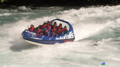 Met een jetboat kun je De Huka Falls gaan bekijken