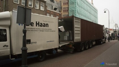 Het busje van de Haan kon achter de container geparkeerd worden